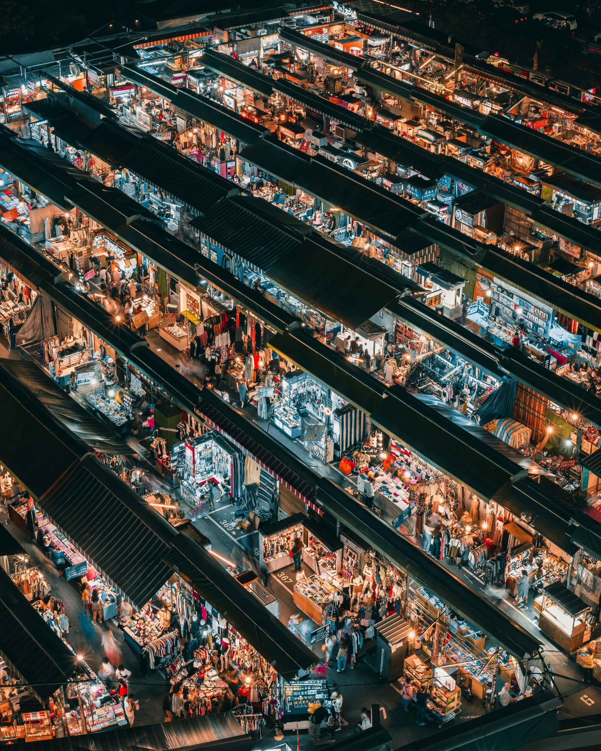 pexels-photo-2622170-2622170 A bustling aerial view of a vibrant night market in Taiwan, showcasing diverse shopping stalls.